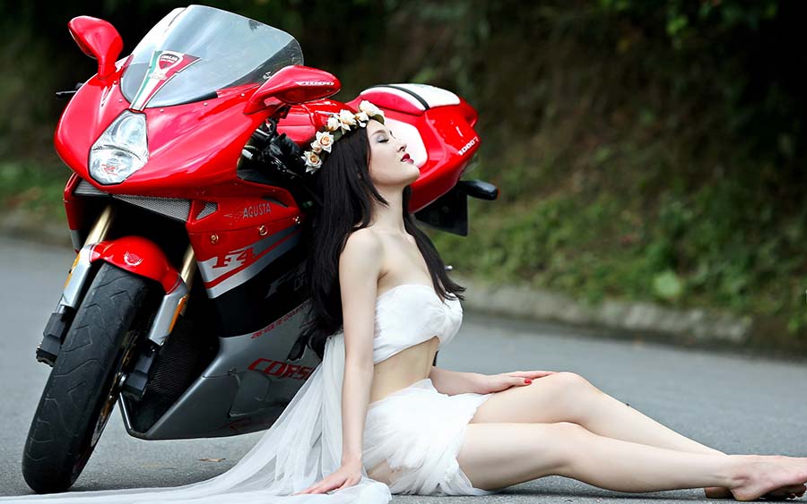 Beautiful girls and motorcycles in Niigata