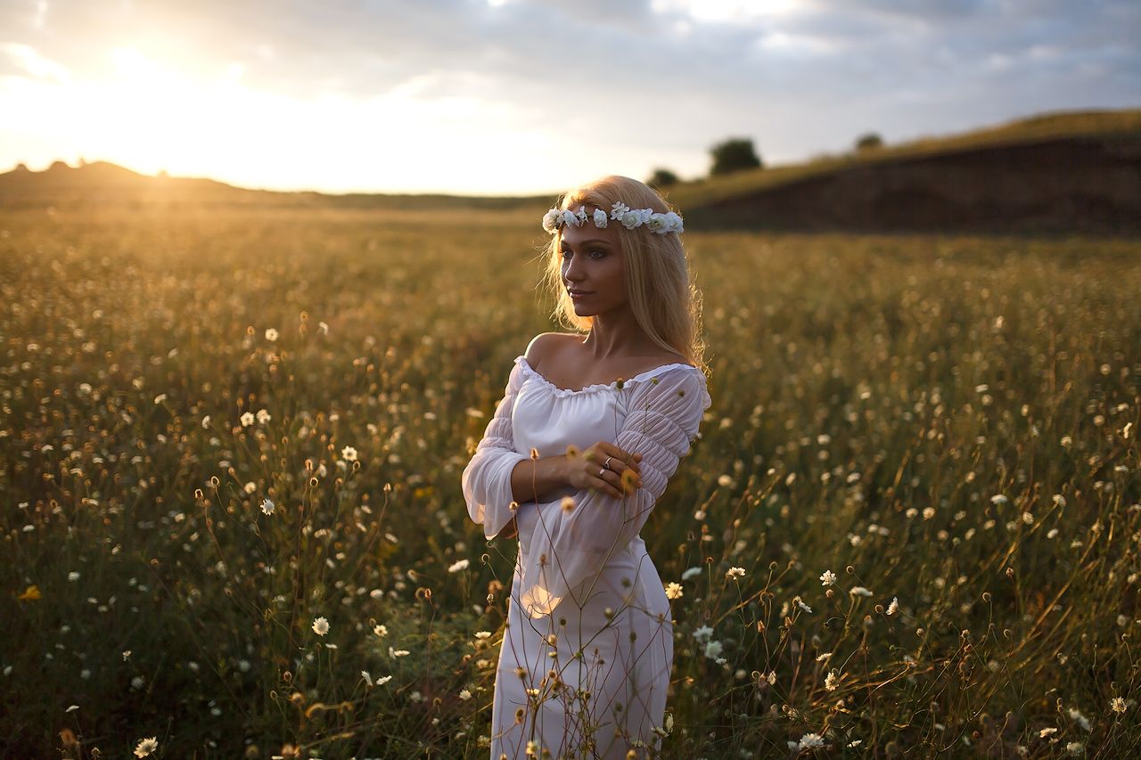 Girls in Slavic costumes in Niigata